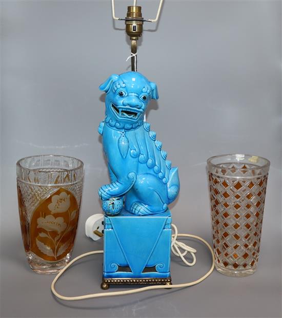 A lion-dog table lamp and two overlaid cut glass vases